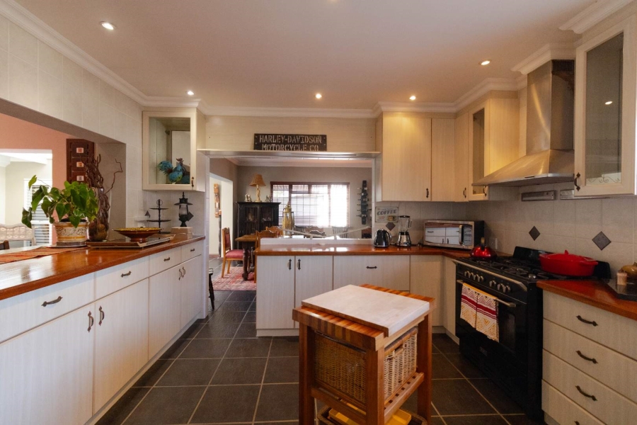 6 Bedroom Property for Sale in Sandbaai Western Cape